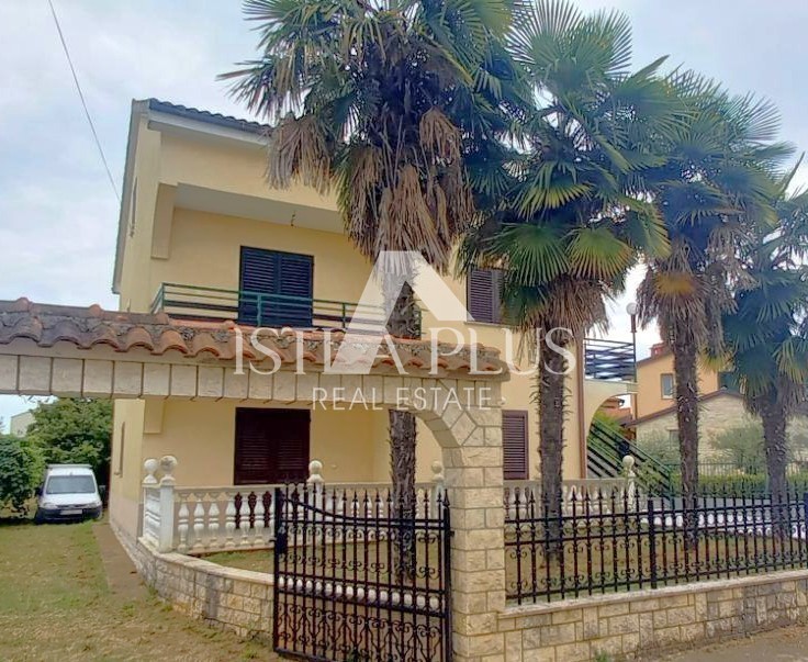 Istra, Poreč blizu centra in morja! Samostojna hiša s 3 apartmaji - prizidek in garaža!