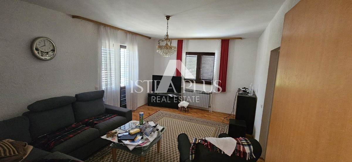 Istra, Poreč blizu centra in morja! Samostojna hiša s 3 apartmaji - prizidek in garaža!
