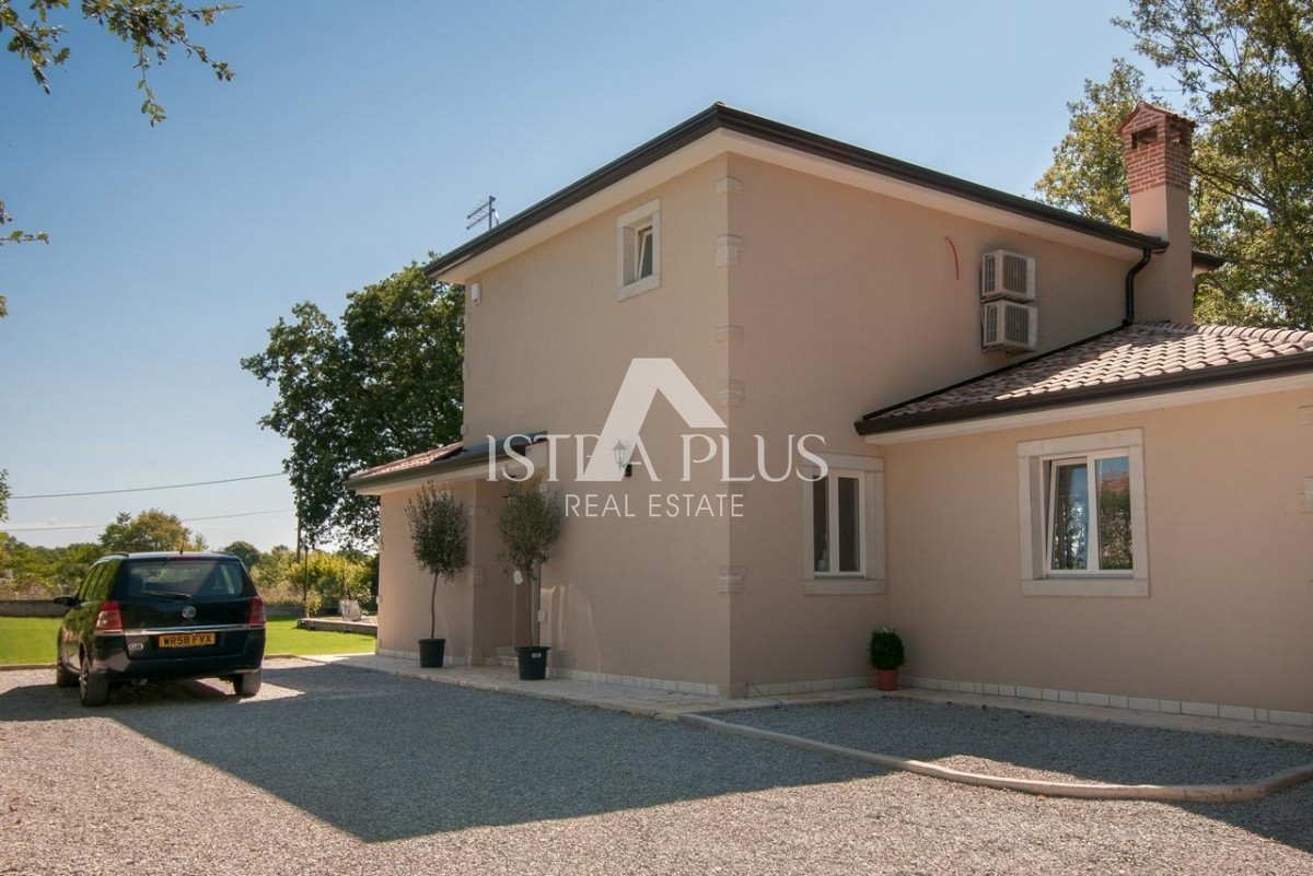 PRILIKA!! Istra, okolica Poreča - Idilična vila z bazenom na robu gradbenega območja - obdana z naravo in tišino!