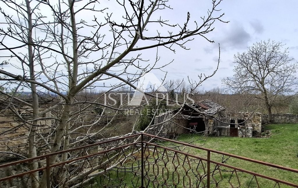 Istra, Oprtalj! Čudovita kamnita starina v dobrem stanju, mirna lokacija, brez prometa in hrupa!!
