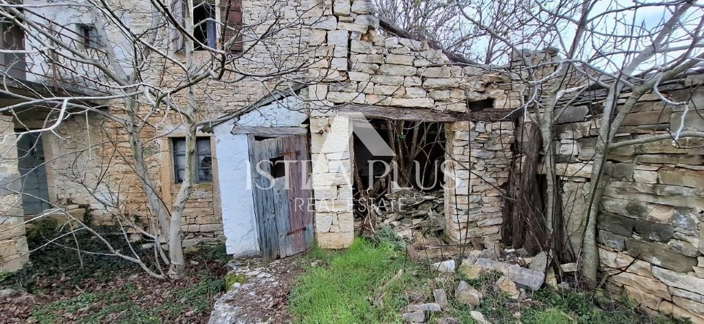 Istra, Oprtalj! Čudovita kamnita starina v dobrem stanju, mirna lokacija, brez prometa in hrupa!!