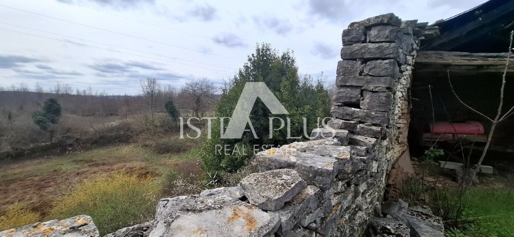 Istra, Oprtalj! Čudovita kamnita starina v dobrem stanju, mirna lokacija, brez prometa in hrupa!!