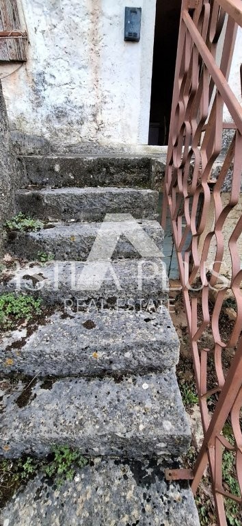 Istra, Oprtalj! Čudovita kamnita starina v dobrem stanju, mirna lokacija, brez prometa in hrupa!!