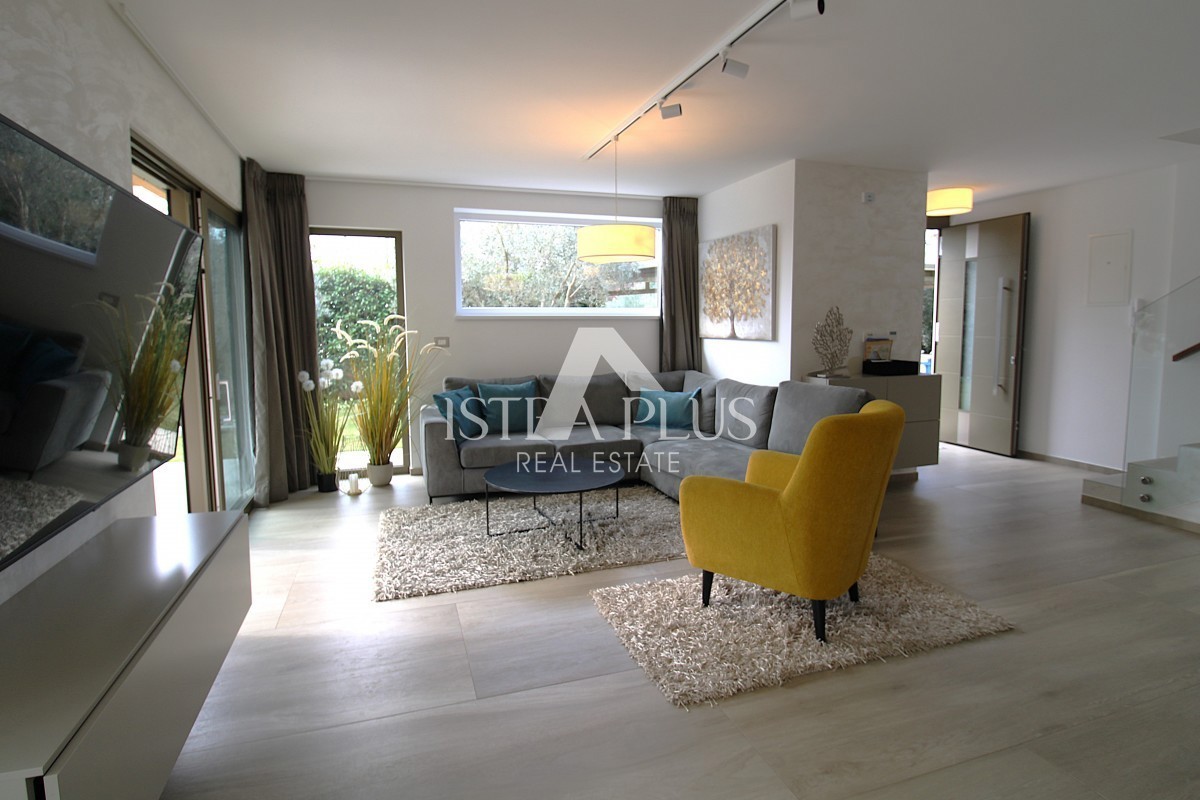 Ekskluzivno za agencijo! Čudovita, moderna vila le 2 km od Poreča in morja