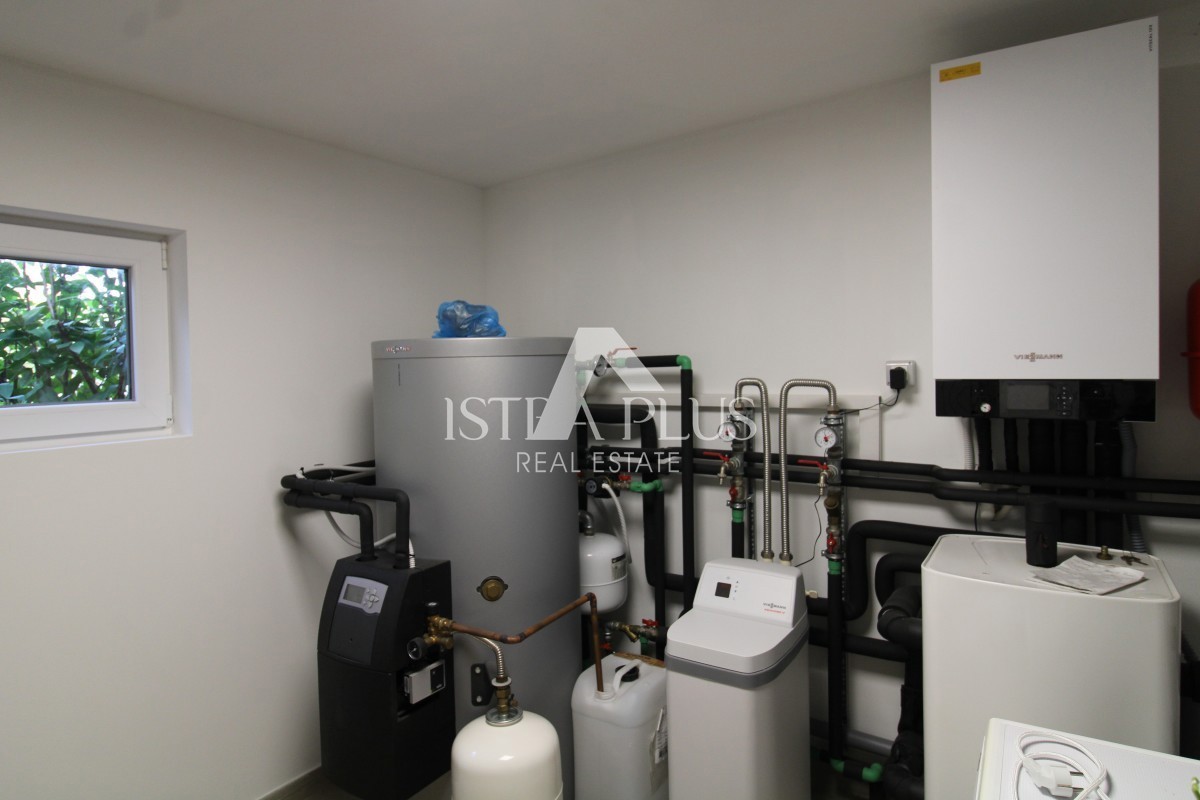 Ekskluzivno za agencijo! Čudovita, moderna vila le 2 km od Poreča in morja