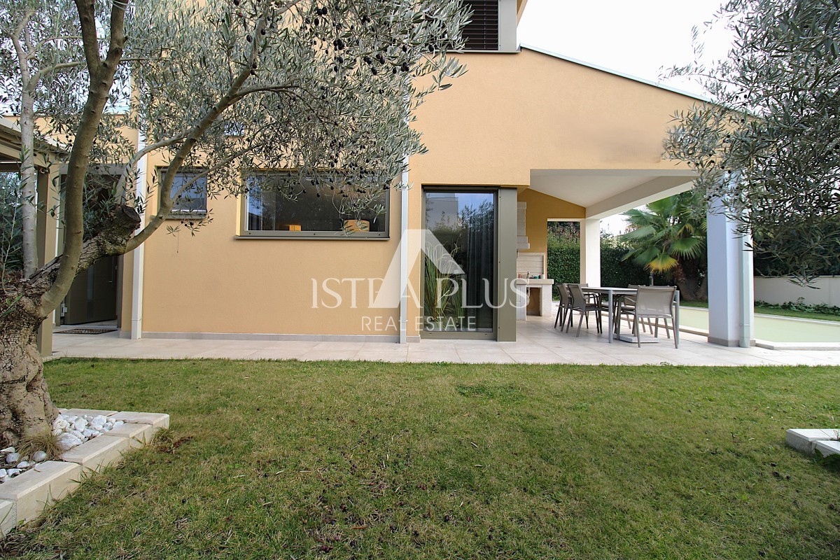 Ekskluzivno za agencijo! Čudovita, moderna vila le 2 km od Poreča in morja