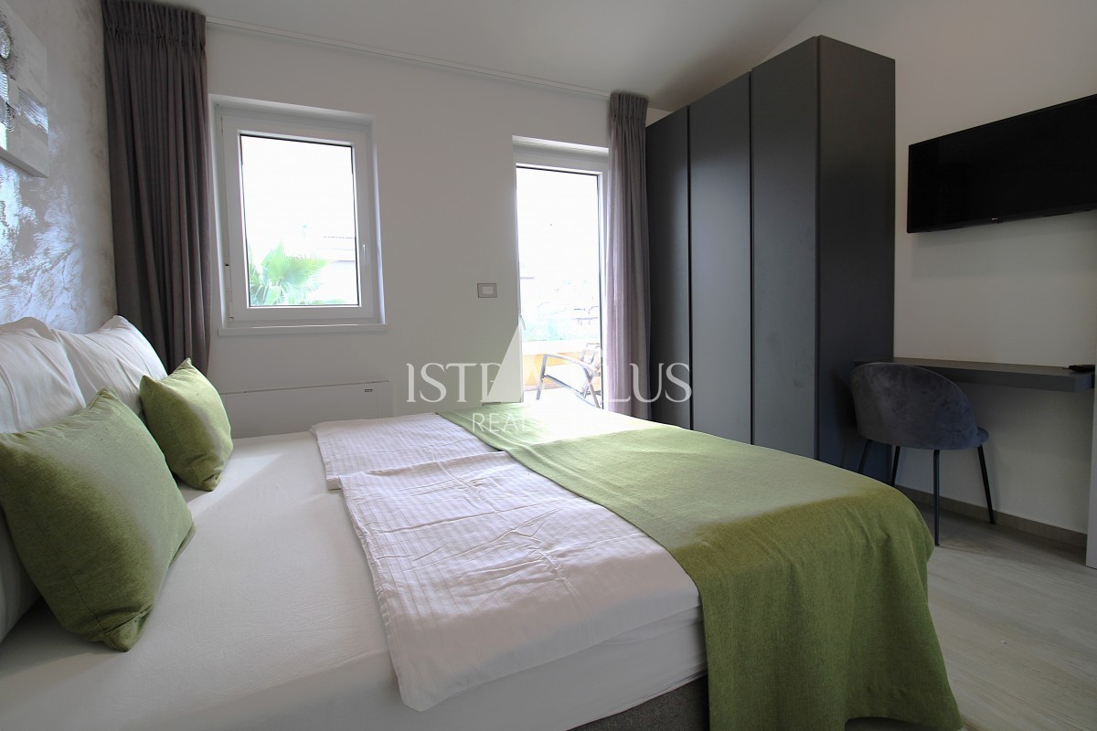 Ekskluzivno za agencijo! Čudovita, moderna vila le 2 km od Poreča in morja