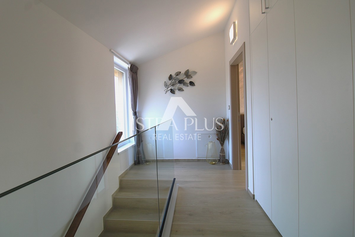 Ekskluzivno za agencijo! Čudovita, moderna vila le 2 km od Poreča in morja