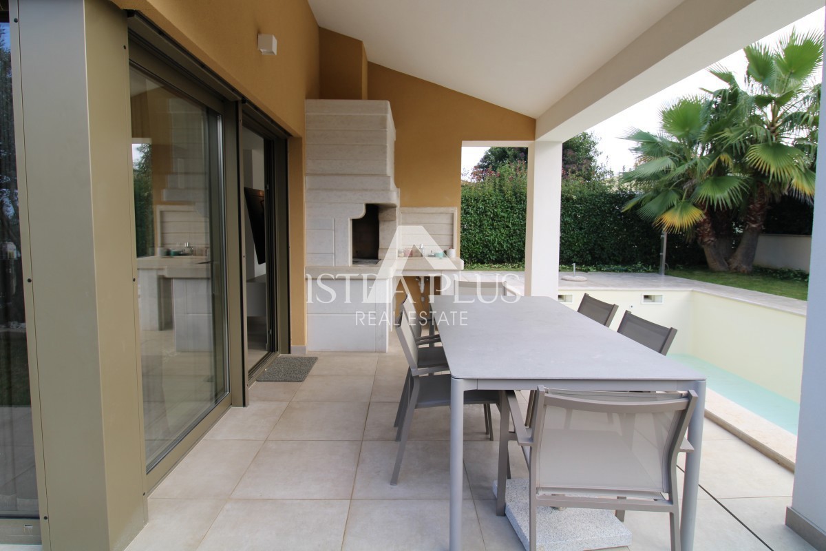 Ekskluzivno za agencijo! Čudovita, moderna vila le 2 km od Poreča in morja