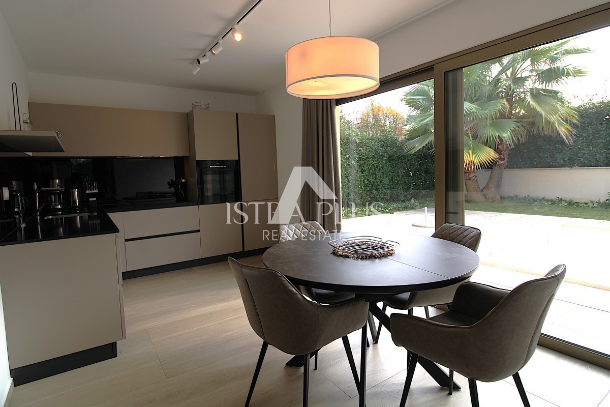 Ekskluzivno za agencijo! Čudovita, moderna vila le 2 km od Poreča in morja