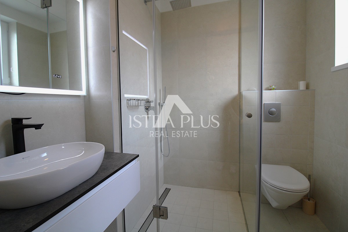 Ekskluzivno za agencijo! Čudovita, moderna vila le 2 km od Poreča in morja