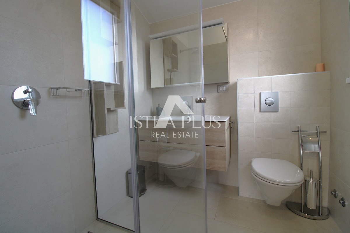 Ekskluzivno za agencijo! Čudovita, moderna vila le 2 km od Poreča in morja