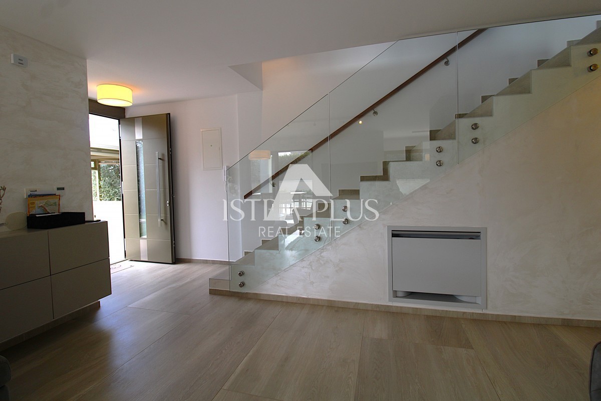 Ekskluzivno za agencijo! Čudovita, moderna vila le 2 km od Poreča in morja