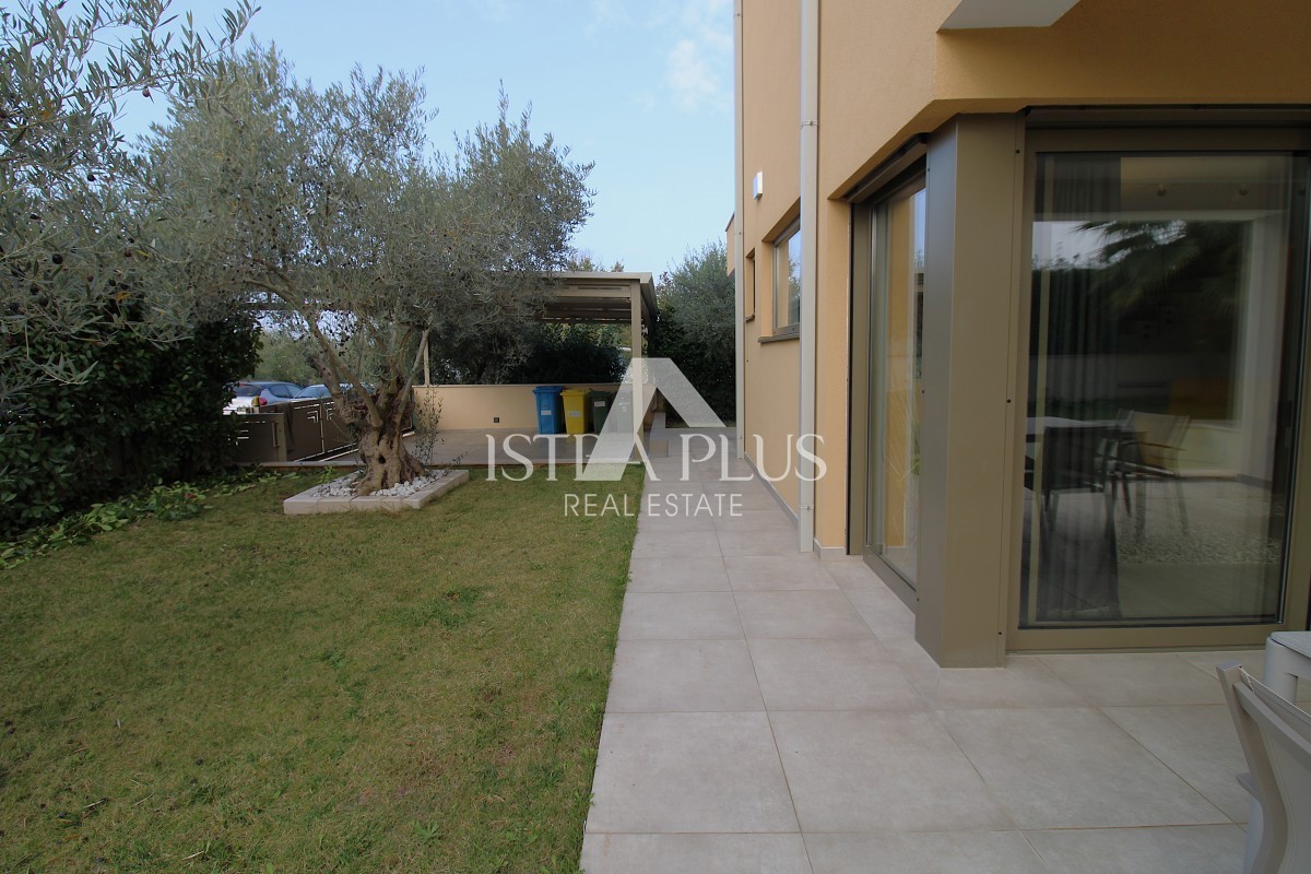 Ekskluzivno za agencijo! Čudovita, moderna vila le 2 km od Poreča in morja