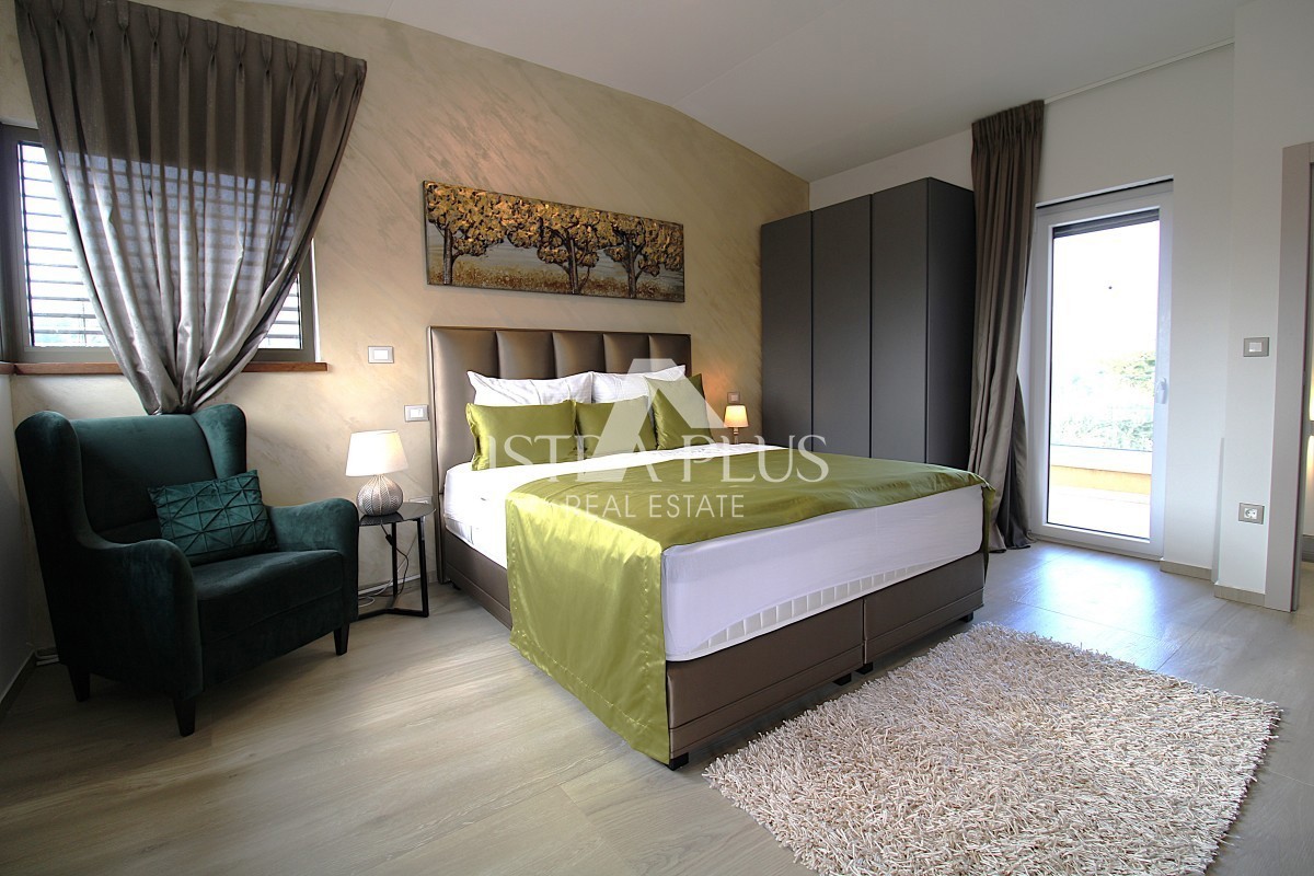 Ekskluzivno za agencijo! Čudovita, moderna vila le 2 km od Poreča in morja