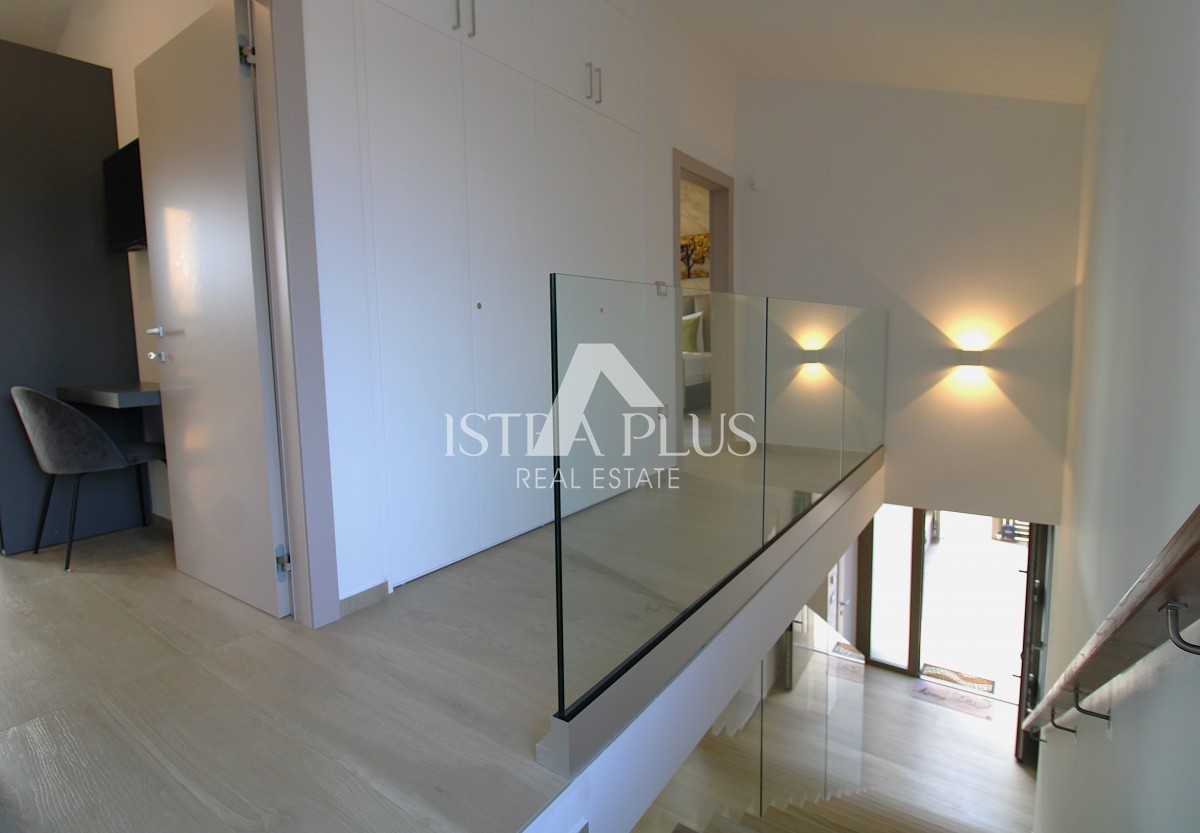 Ekskluzivno za agencijo! Čudovita, moderna vila le 2 km od Poreča in morja