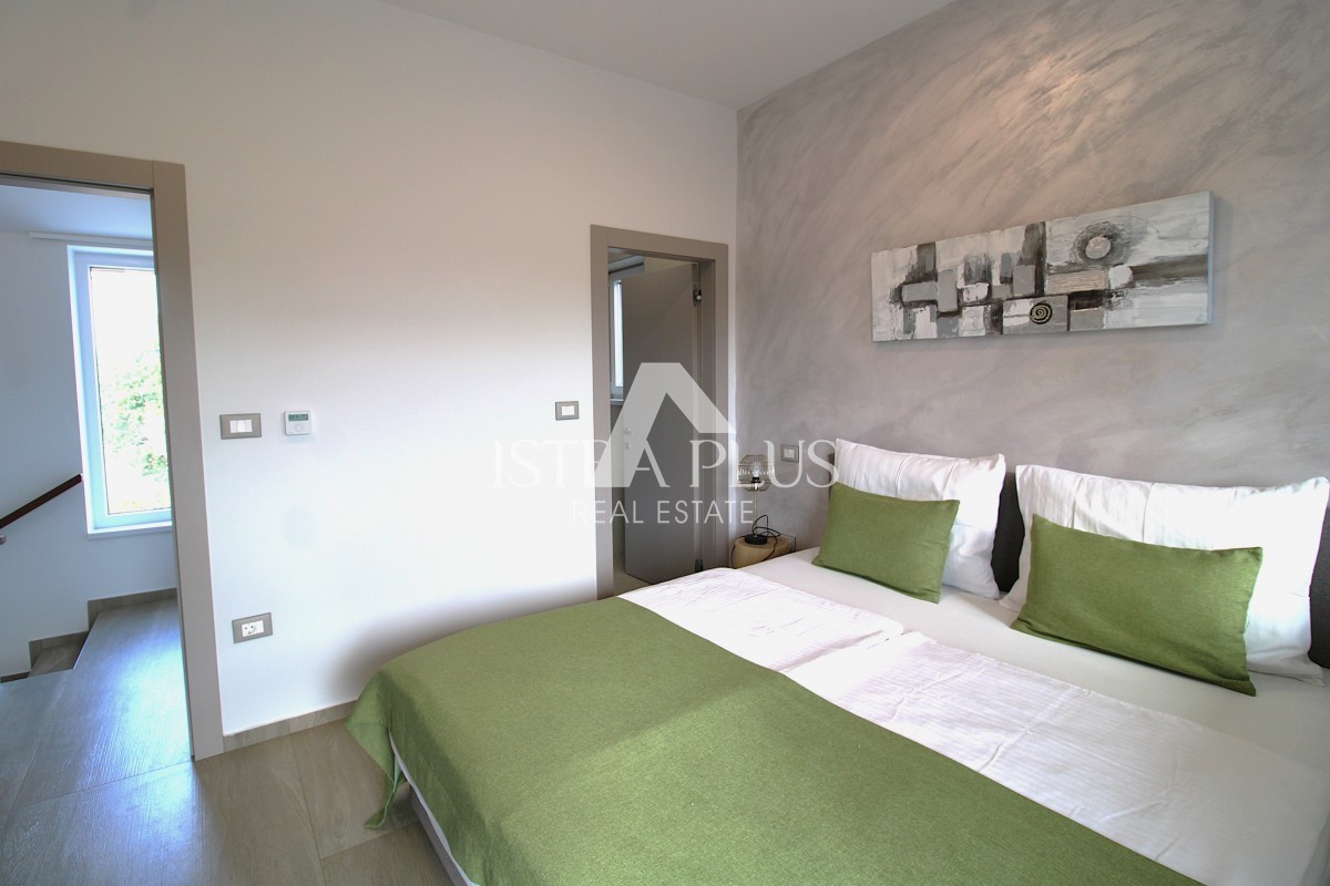 Ekskluzivno za agencijo! Čudovita, moderna vila le 2 km od Poreča in morja