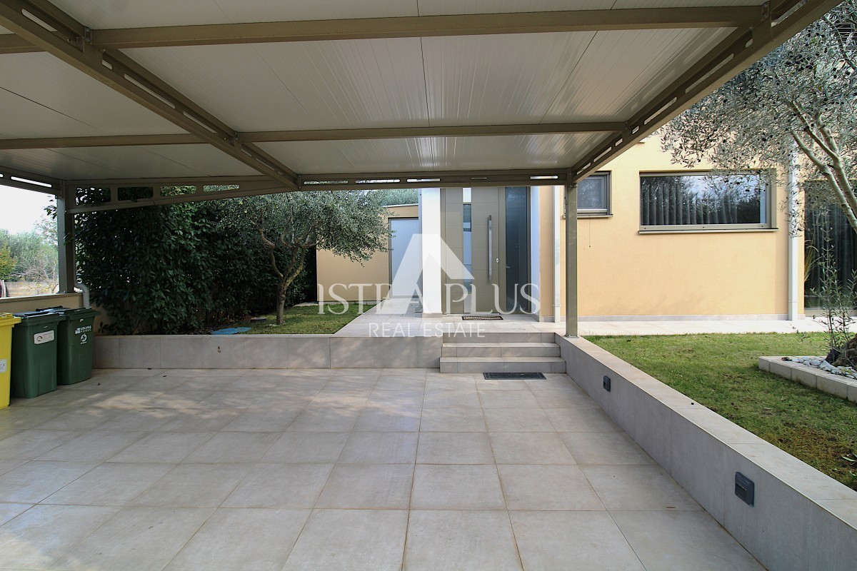 Ekskluzivno za agencijo! Čudovita, moderna vila le 2 km od Poreča in morja