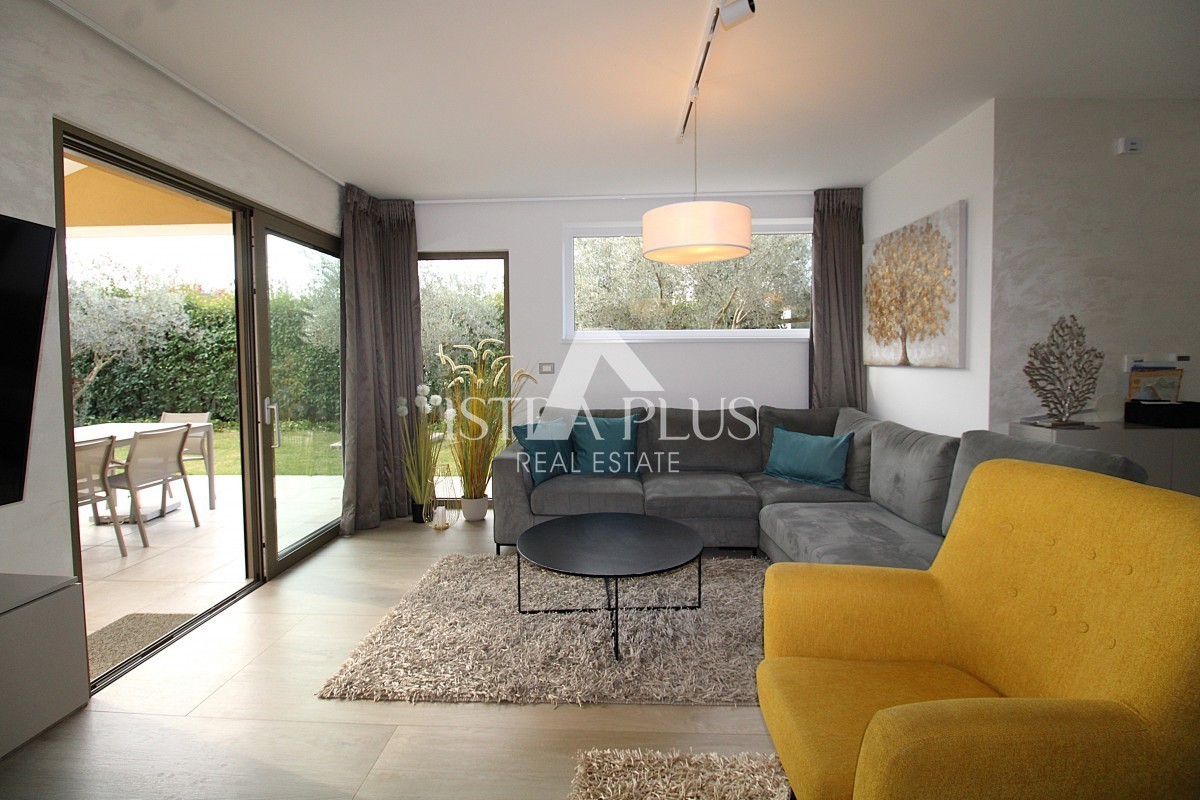 Ekskluzivno za agencijo! Čudovita, moderna vila le 2 km od Poreča in morja