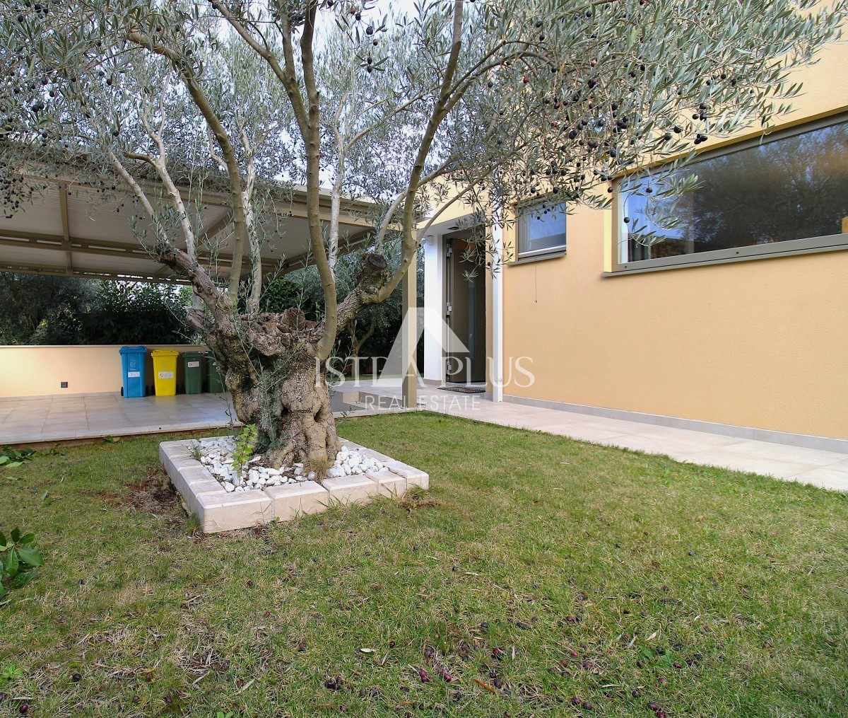 Ekskluzivno za agencijo! Čudovita, moderna vila le 2 km od Poreča in morja