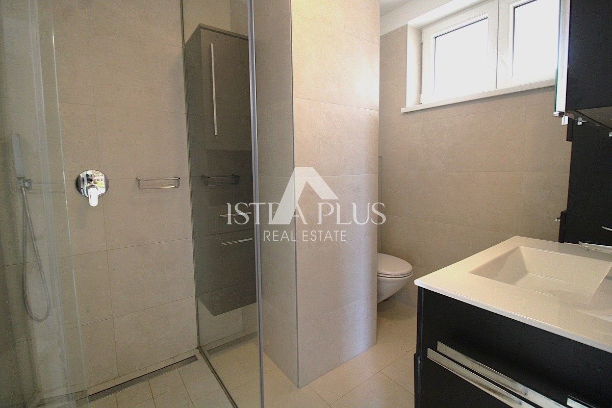 Ekskluzivno za agencijo! Čudovita, moderna vila le 2 km od Poreča in morja