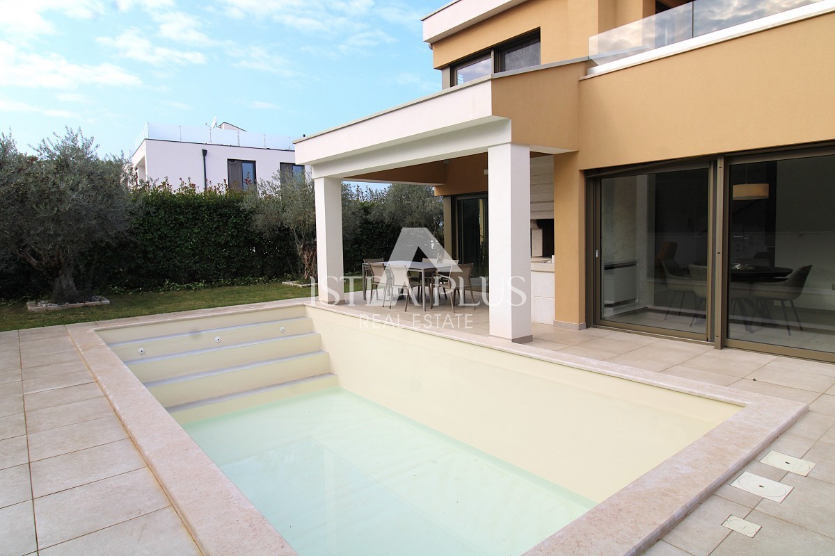 Ekskluzivno za agencijo! Čudovita, moderna vila le 2 km od Poreča in morja