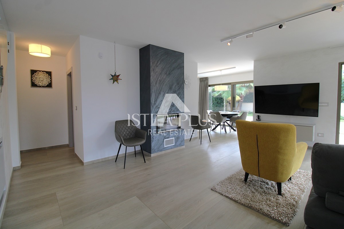 Ekskluzivno za agencijo! Čudovita, moderna vila le 2 km od Poreča in morja