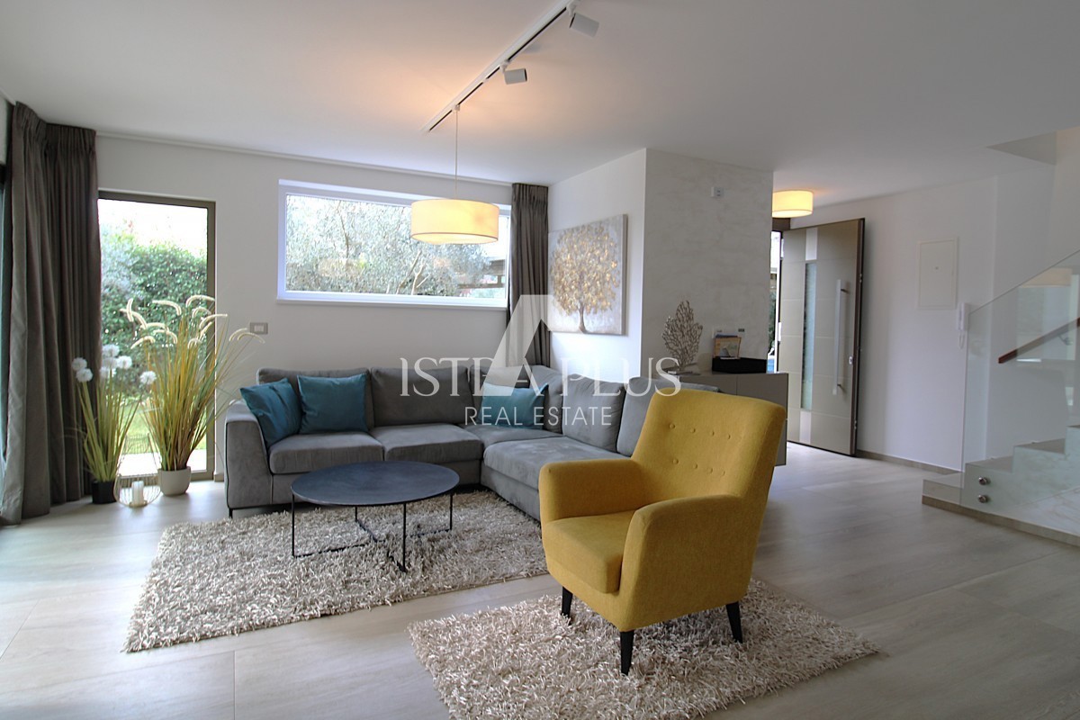 Ekskluzivno za agencijo! Čudovita, moderna vila le 2 km od Poreča in morja