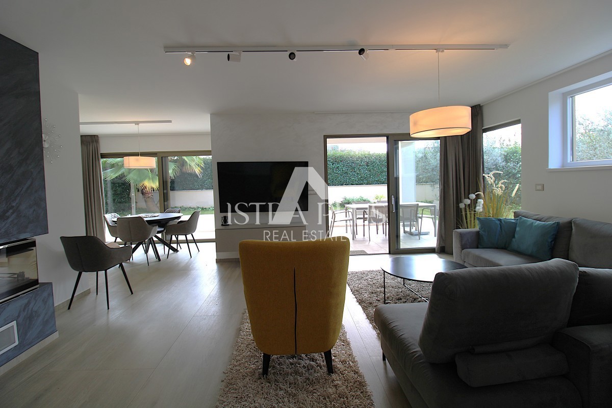 Ekskluzivno za agencijo! Čudovita, moderna vila le 2 km od Poreča in morja