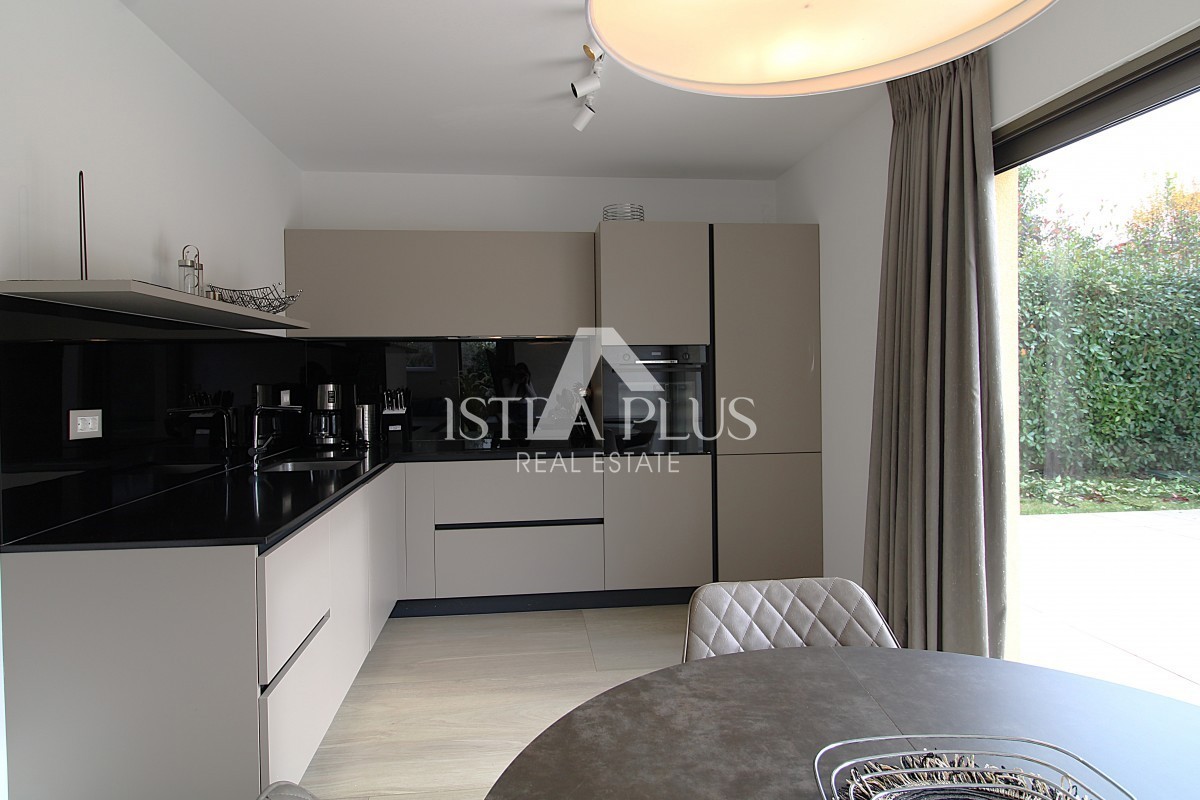 Ekskluzivno za agencijo! Čudovita, moderna vila le 2 km od Poreča in morja