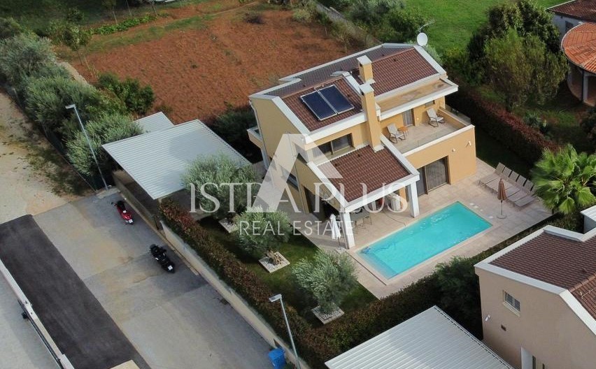 Ekskluzivno za agencijo! Čudovita, moderna vila le 2 km od Poreča in morja