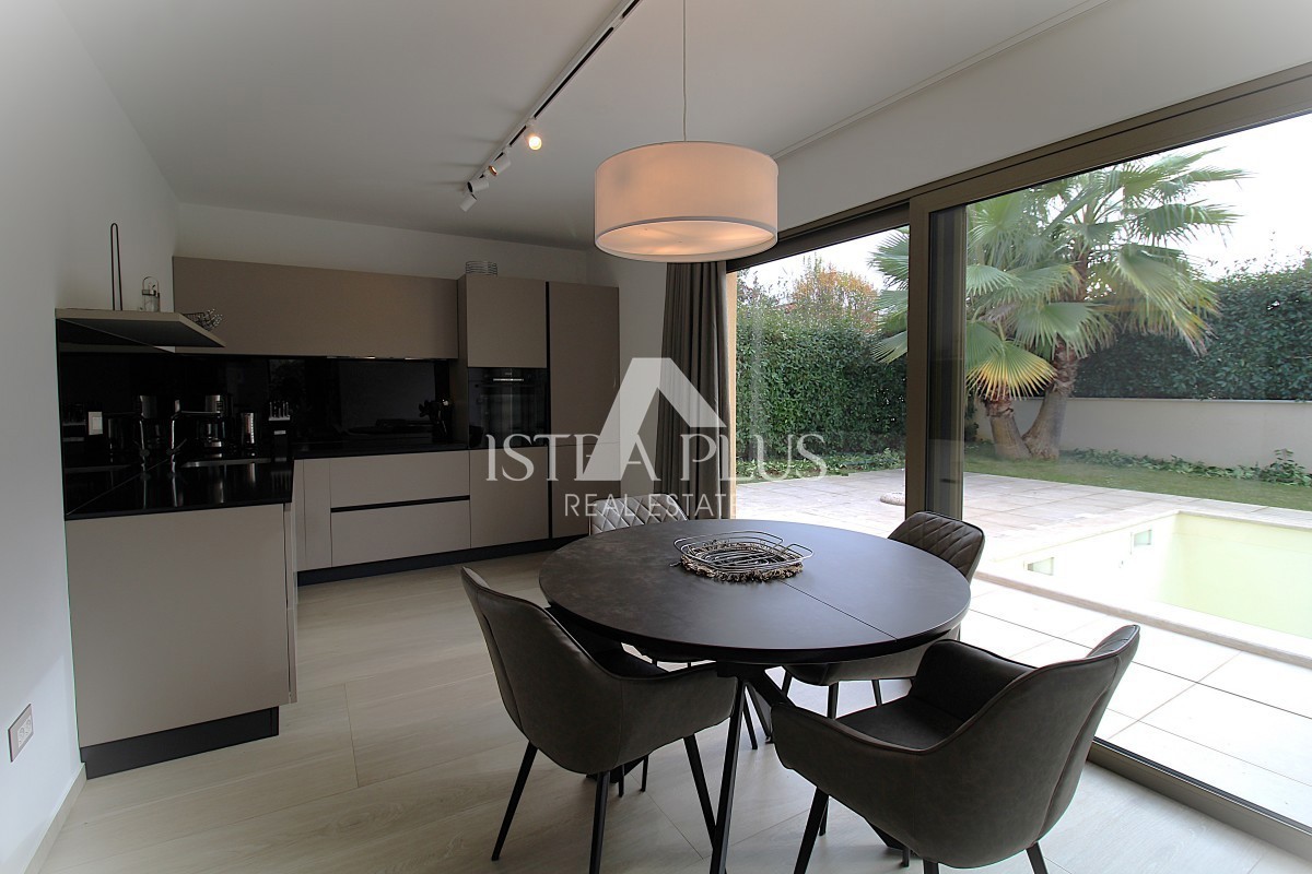 Ekskluzivno za agencijo! Čudovita, moderna vila le 2 km od Poreča in morja