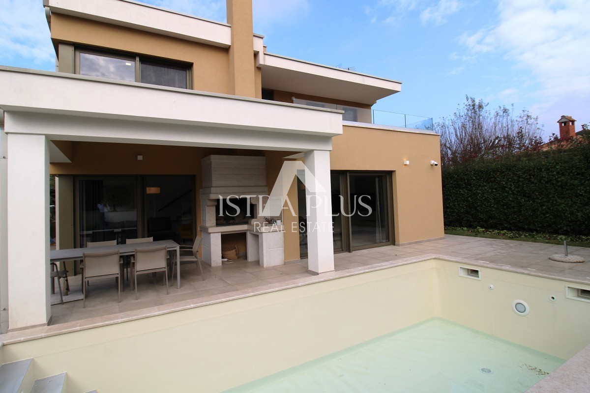 Ekskluzivno za agencijo! Čudovita, moderna vila le 2 km od Poreča in morja