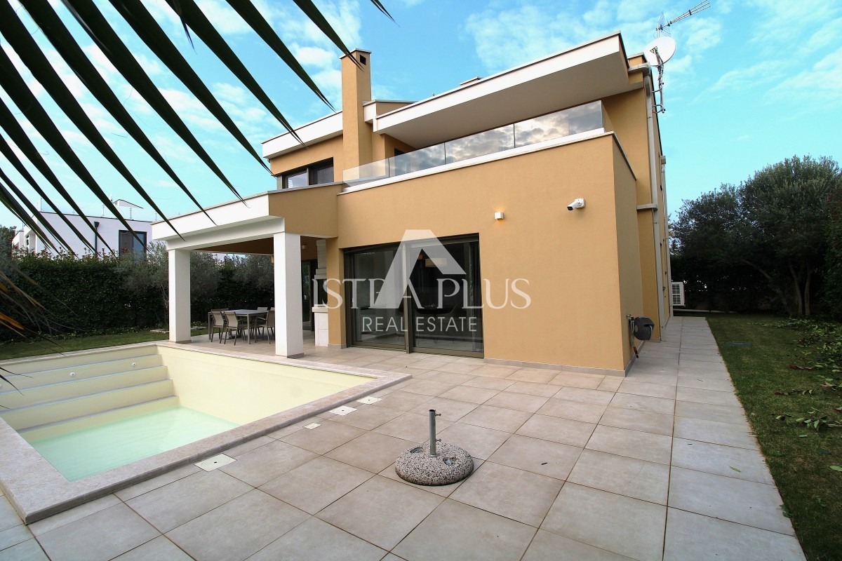 Ekskluzivno za agencijo! Čudovita, moderna vila le 2 km od Poreča in morja