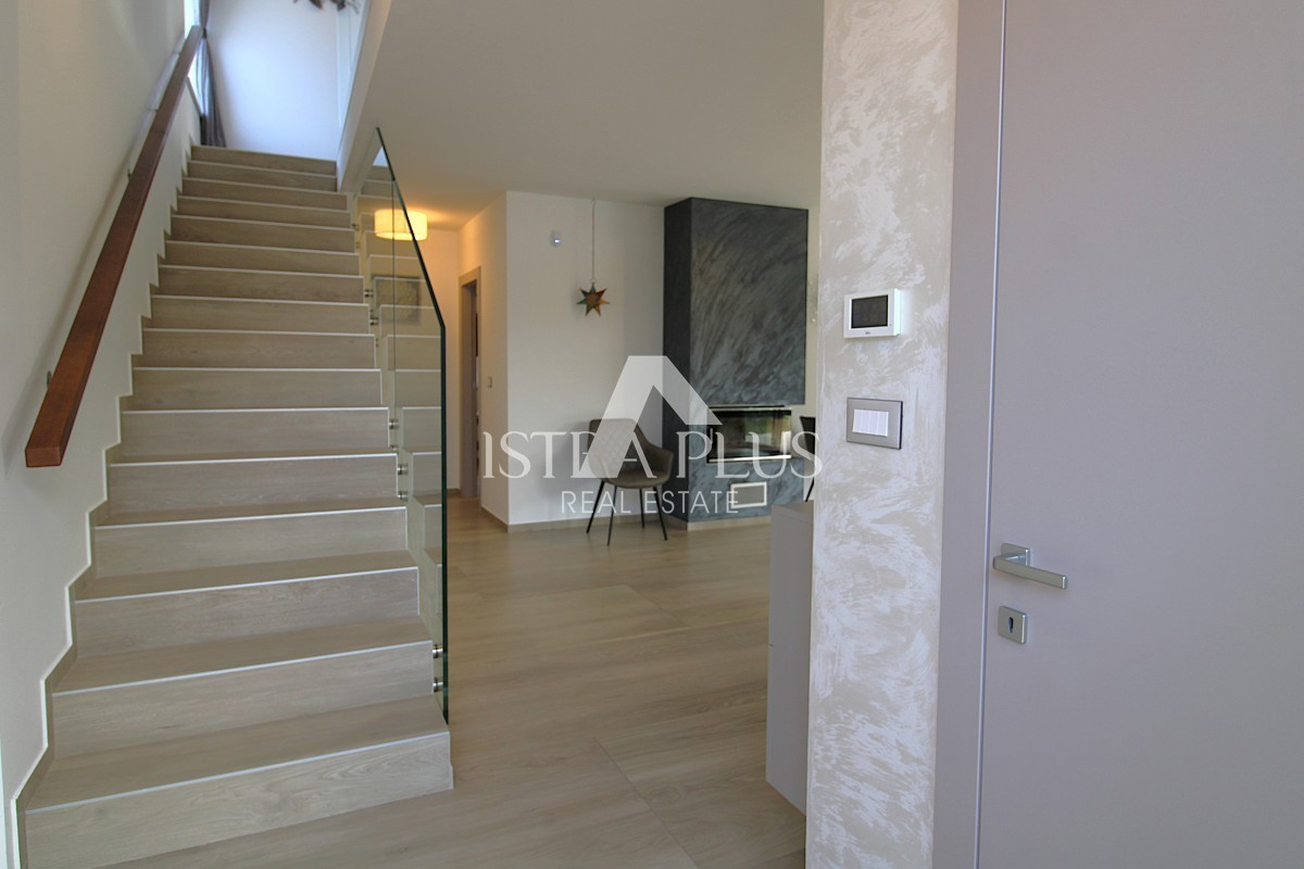 Ekskluzivno za agencijo! Čudovita, moderna vila le 2 km od Poreča in morja