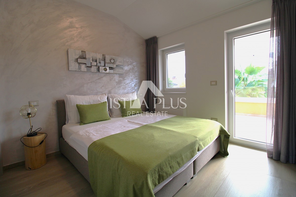 Ekskluzivno za agencijo! Čudovita, moderna vila le 2 km od Poreča in morja