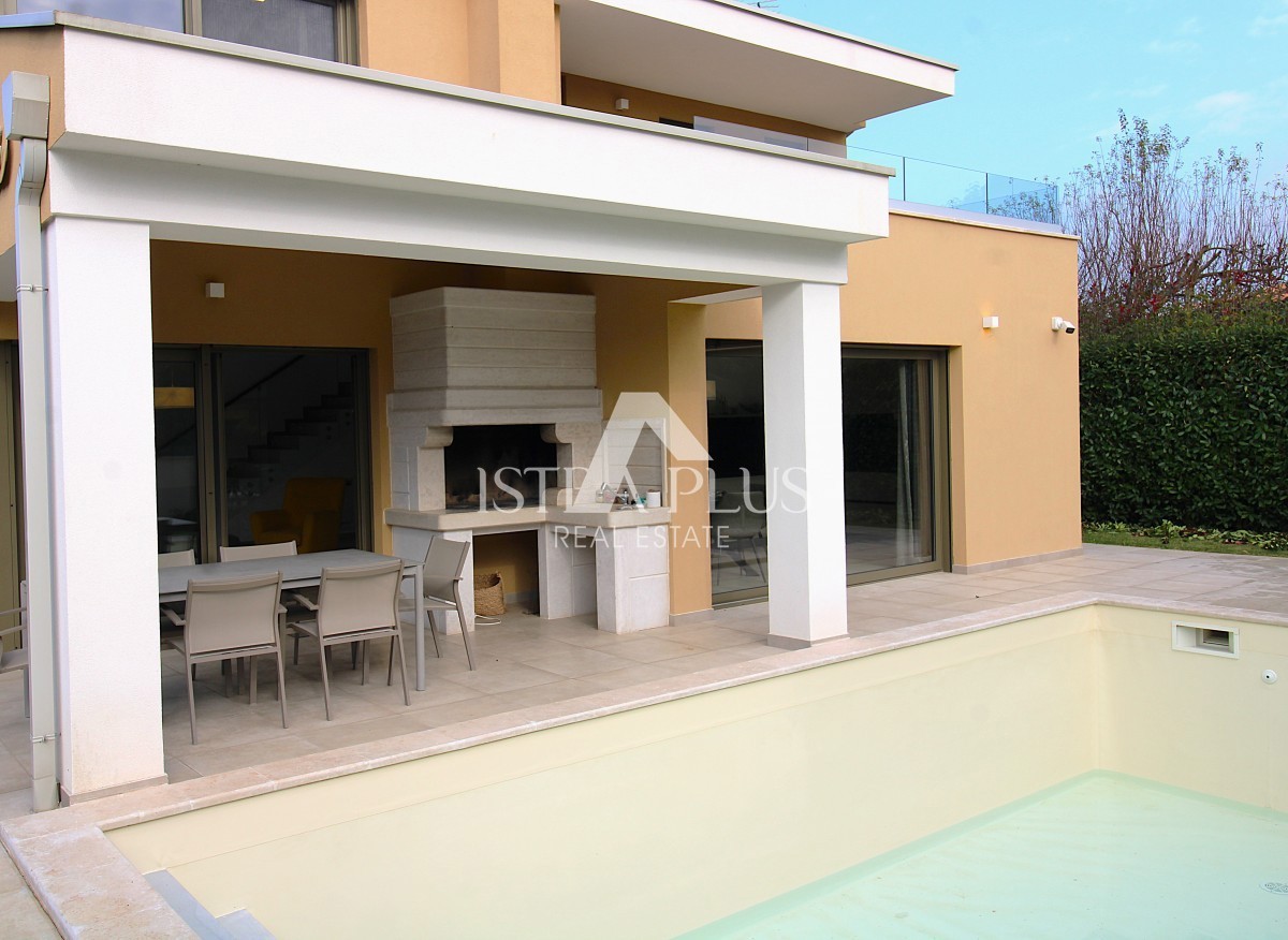 Ekskluzivno za agencijo! Čudovita, moderna vila le 2 km od Poreča in morja