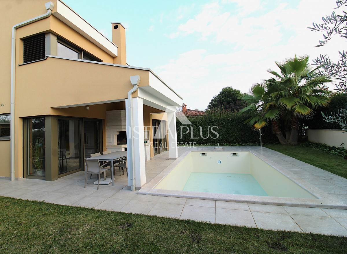 Ekskluzivno za agencijo! Čudovita, moderna vila le 2 km od Poreča in morja