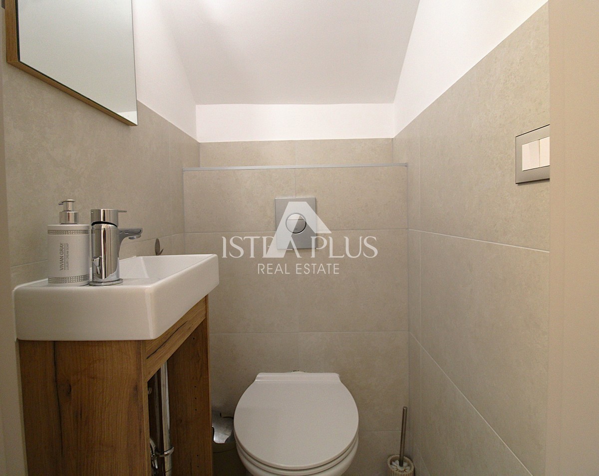 Ekskluzivno za agencijo! Čudovita, moderna vila le 2 km od Poreča in morja