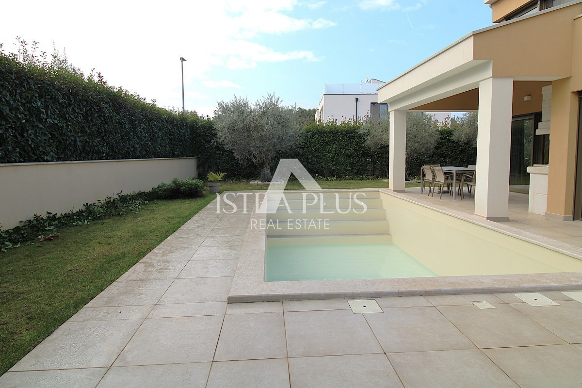 Ekskluzivno za agencijo! Čudovita, moderna vila le 2 km od Poreča in morja