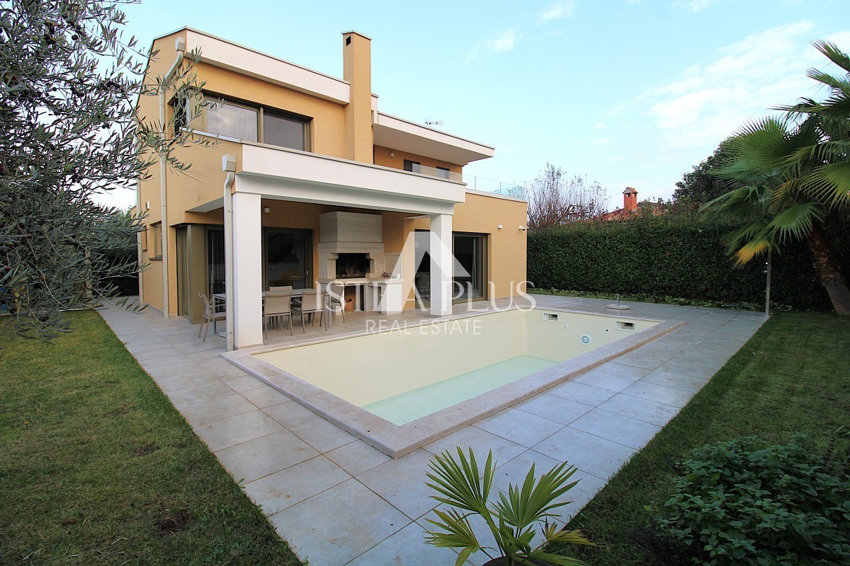 Ekskluzivno za agencijo! Čudovita, moderna vila le 2 km od Poreča in morja