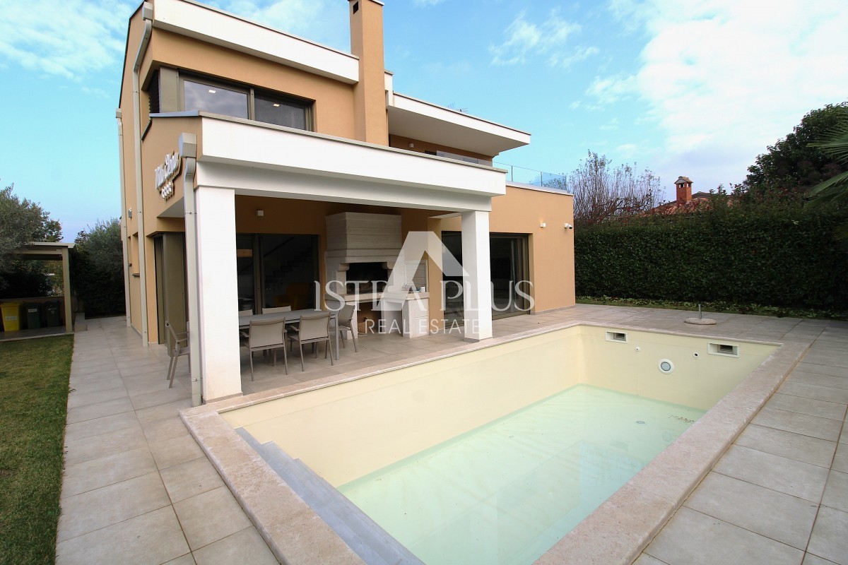 Ekskluzivno za agencijo! Čudovita, moderna vila le 2 km od Poreča in morja