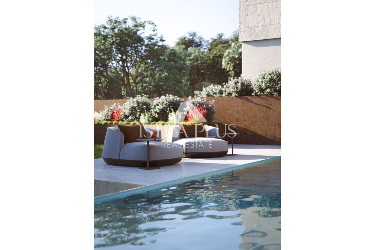 Istra, Poreč 10 km - Gradbeno zemljišče s pogledom na morje in pridobljenim gradbenim dovoljenjem