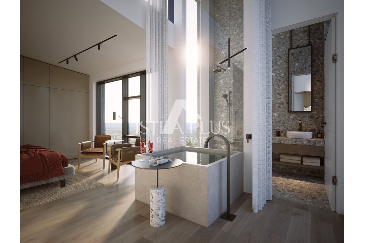 Istra, Poreč 10 km - Gradbeno zemljišče s pogledom na morje in pridobljenim gradbenim dovoljenjem