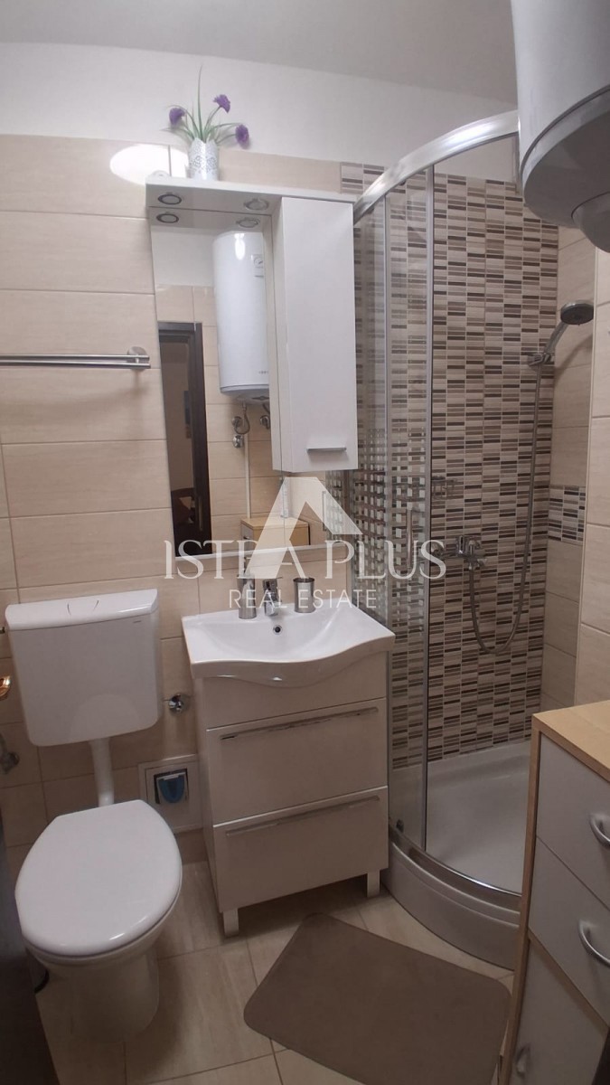 PRILOŽNOST! Červar-Porat, Stanovanje v 1. nadstropju, 150M OD MORJA