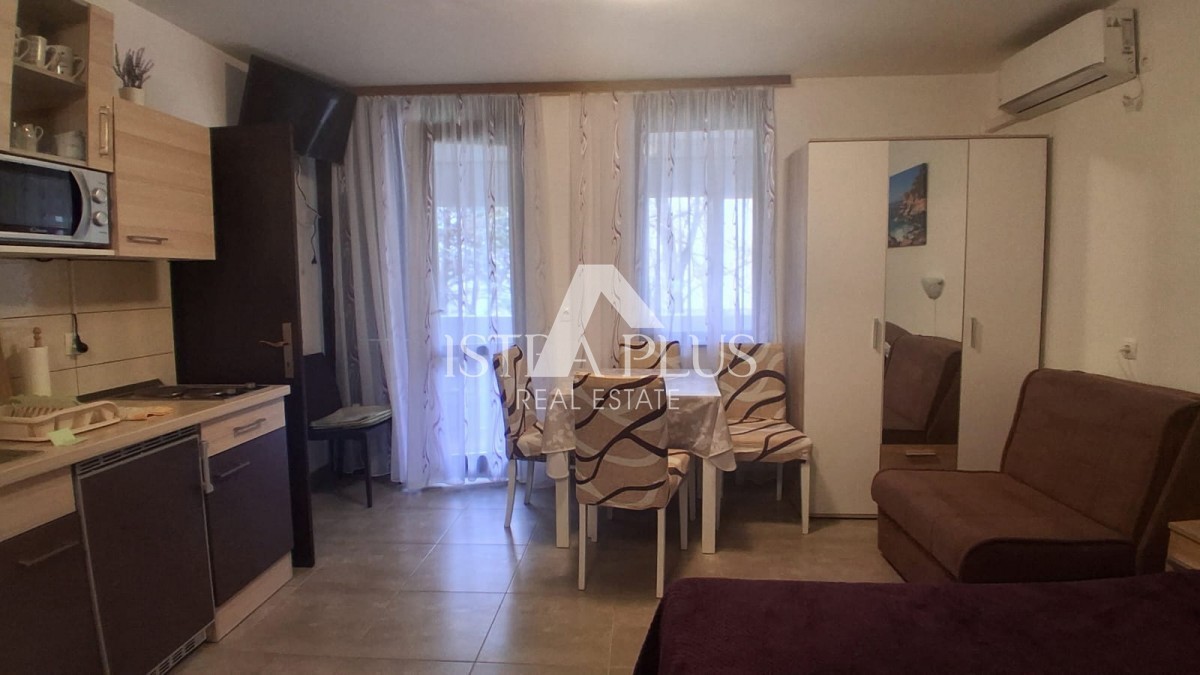 PRILOŽNOST! Červar-Porat, Stanovanje v 1. nadstropju, 150M OD MORJA