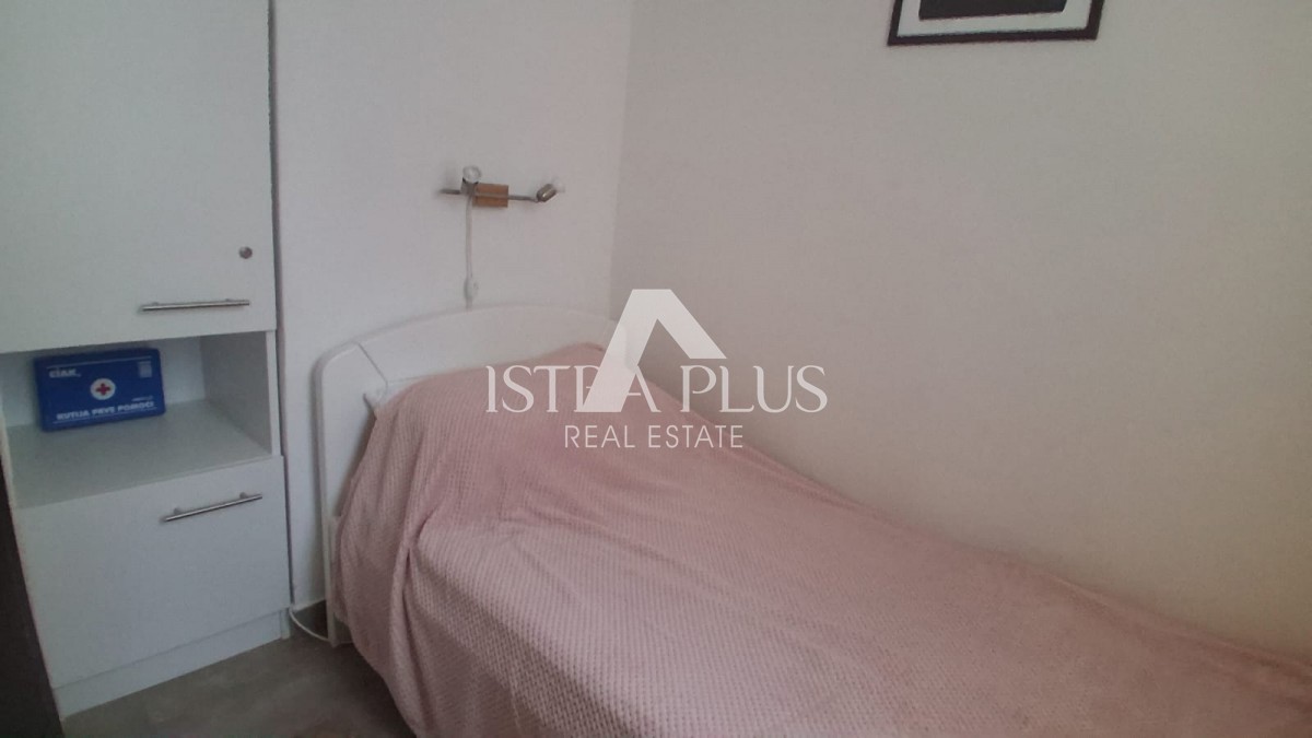 PRILOŽNOST! Červar-Porat, Stanovanje v 1. nadstropju, 150M OD MORJA