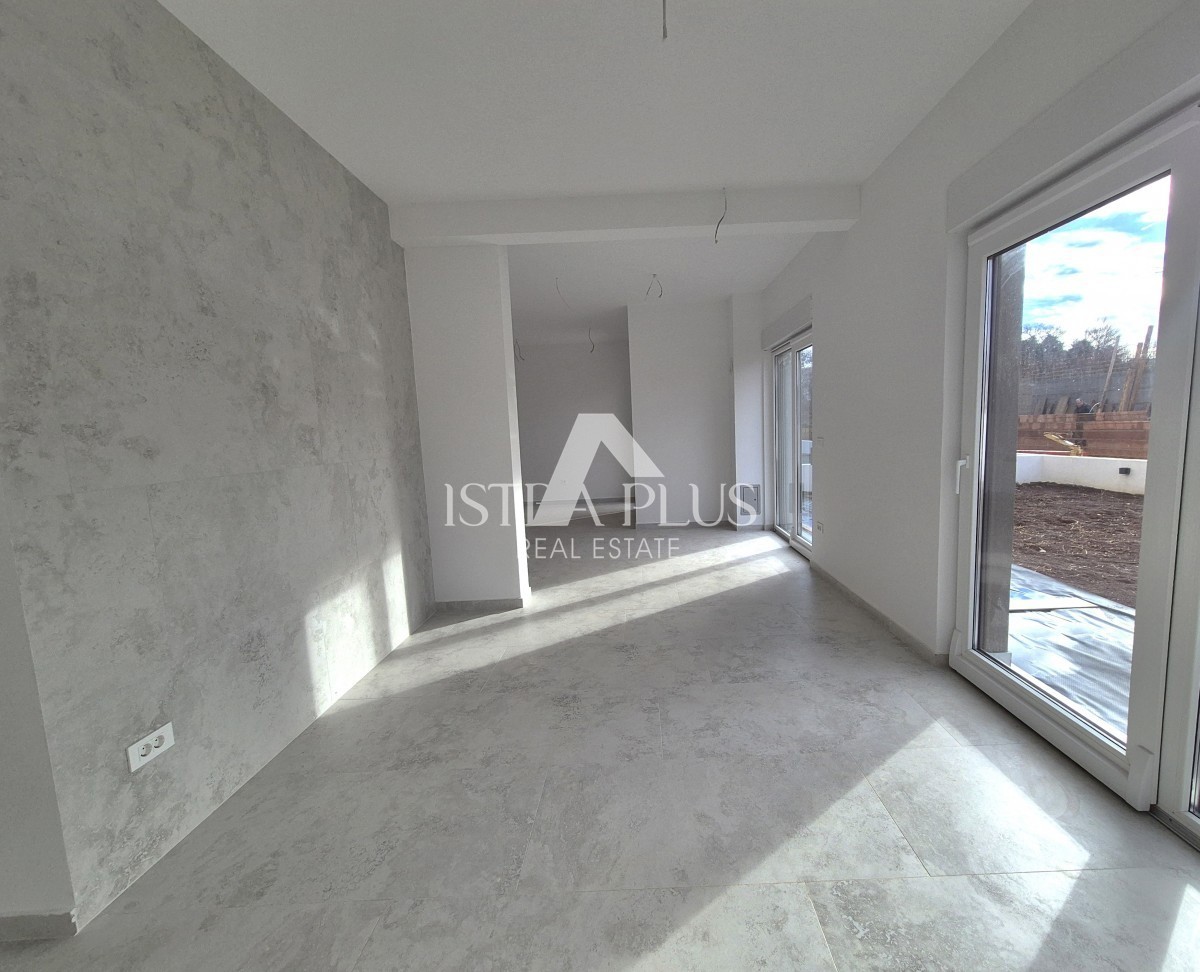 Istra, Poreč okolica 2km od mora - Stanovanje v prizemlju 88m2 z dvoriščem -NOVOGRADNJA