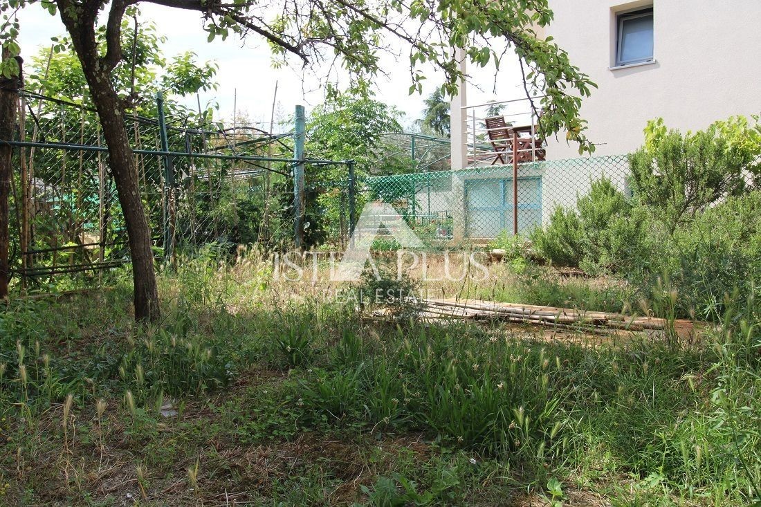 NOVO OPREMLJENO STANOVANJE V 1. NADSTROPJU Z GARAŽO+DVORIŠČEM - POREČ CENTER