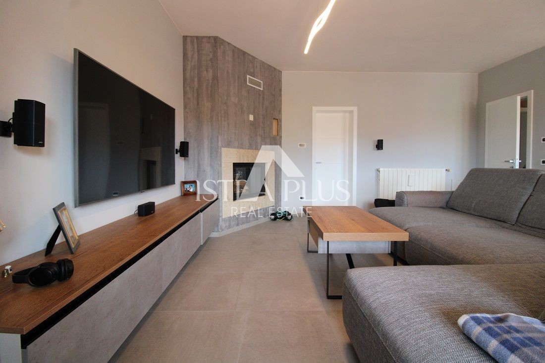 NOVO OPREMLJENO STANOVANJE V 1. NADSTROPJU Z GARAŽO+DVORIŠČEM - POREČ CENTER